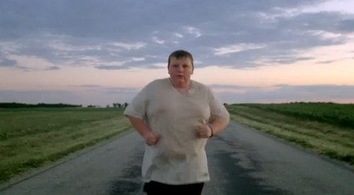 Gwiazda reklamy Nike waży ponad 90 kilo [VIDEO]