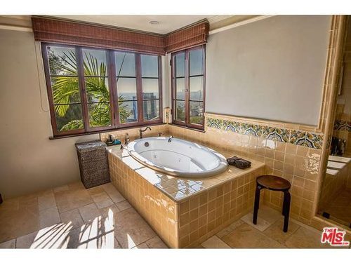 Oświadczył się i musi kupić nowy dom? (FOTO)