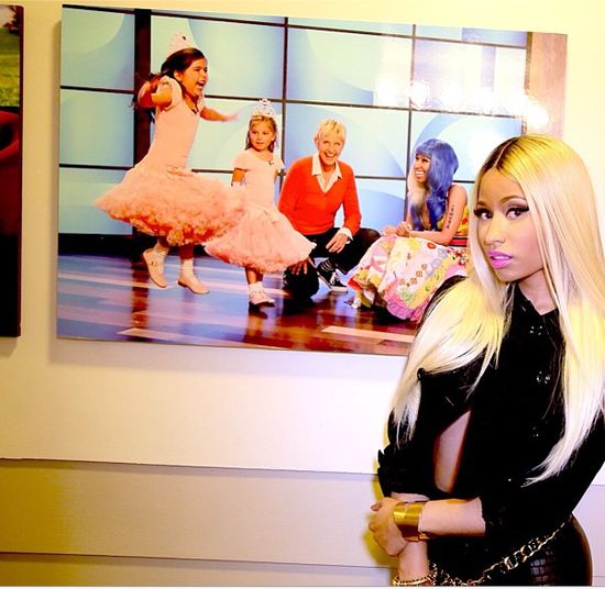 Nicki Minaj błysnęła sztuczną piersią (FOTO) Nicki Minaj błysnęła sztuczną piersią (FOTO)