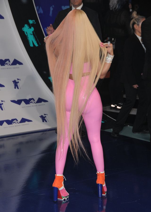 Zoom na skorupkę z pudru na twarzy Nicki Minaj