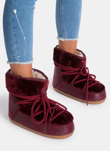 Najnudniejsze buty świata? Wiemy, jak je nosić w dobrym smaku