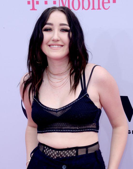 Aua! To aż boli! Noah Cyrus nie może normalnie uśmiechnąć się na ściance! Aua! To aż boli! Noah Cyrus nie może normalnie uśmiechnąć się na ściance!