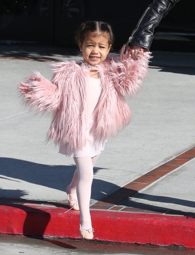 Nori jak mama - czerwone paznokcie i naszyjnik jak u Kim