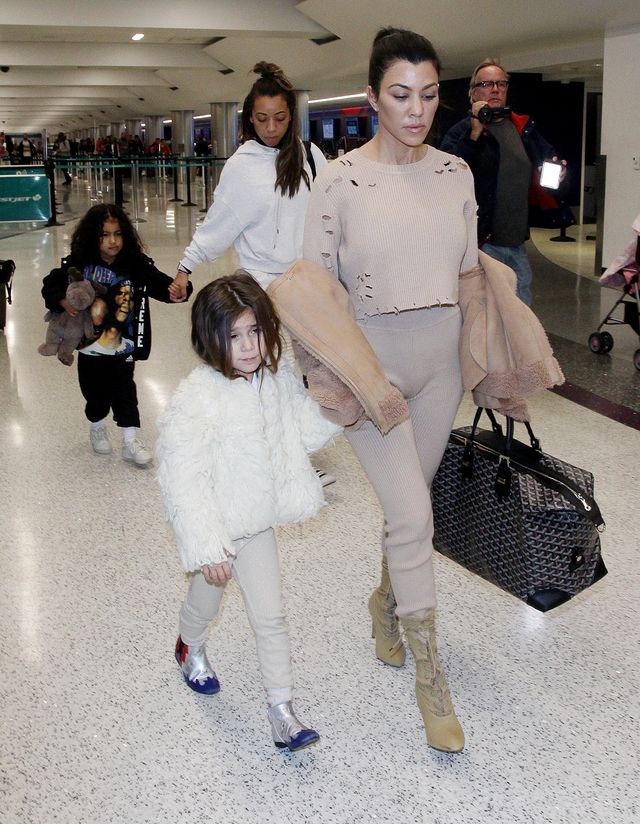 Córka Kim Kardashian raz w burzy loków, a raz nadąsana (ZDJĘCIA) Córka Kim Kardashian raz w burzy loków, a raz nadąsana (ZDJĘCIA)