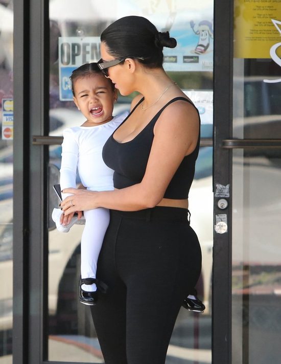 Kim Kardashian z trudem powstrzymuje się, by nie wybuchnąć Kim Kardashian z trudem powstrzymuje się, by nie wybuchnąć