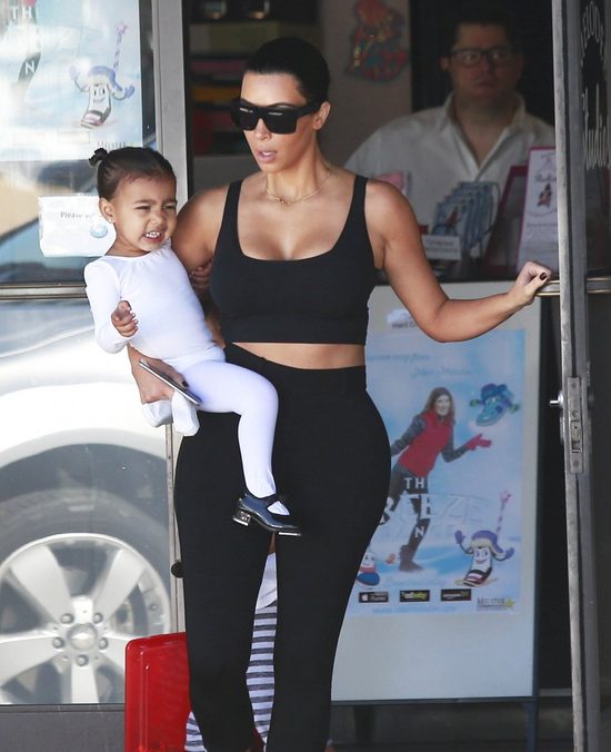 Kim Kardashian z trudem powstrzymuje się, by nie wybuchnąć Kim Kardashian z trudem powstrzymuje się, by nie wybuchnąć