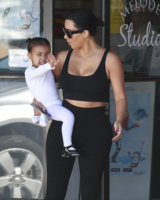 Kim Kardashian z trudem powstrzymuje się, by nie wybuchnąć Kim Kardashian z trudem powstrzymuje się, by nie wybuchnąć