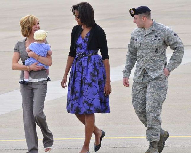 Mała demonstracja lotników na spotkaniu z Michelle Obamą