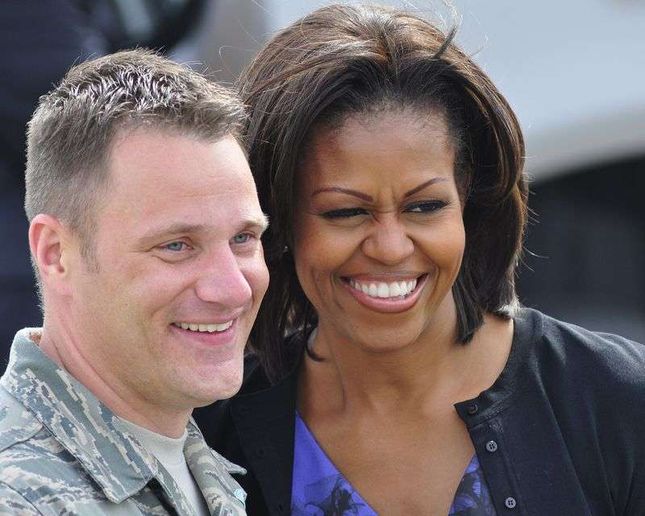 Mała demonstracja lotników na spotkaniu z Michelle Obamą