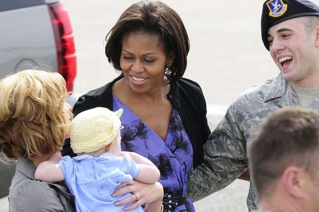 Mała demonstracja lotników na spotkaniu z Michelle Obamą