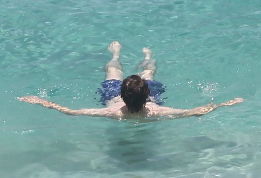 Gary Oldman wypoczywa z młodą żoną i synami (FOTO)