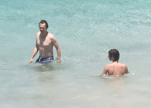 Gary Oldman wypoczywa z młodą żoną i synami (FOTO)