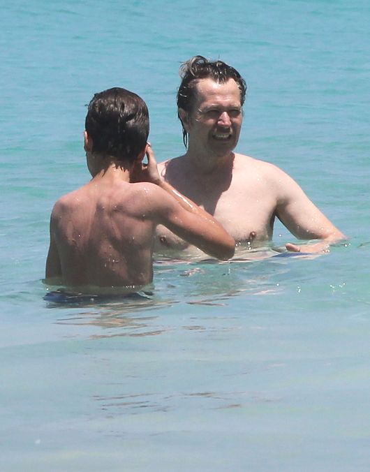 Gary Oldman wypoczywa z młodą żoną i synami (FOTO)