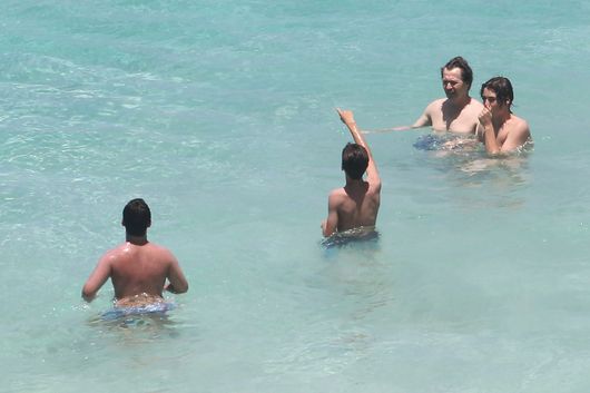 Gary Oldman wypoczywa z młodą żoną i synami (FOTO)