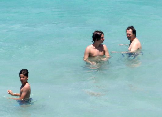 Gary Oldman wypoczywa z młodą żoną i synami (FOTO)