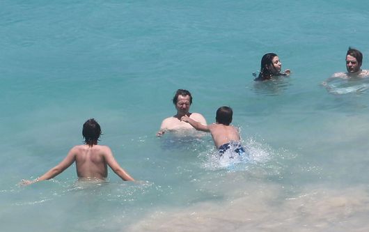 Gary Oldman wypoczywa z młodą żoną i synami (FOTO)