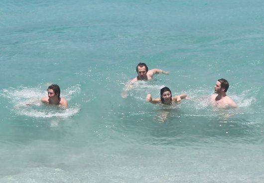 Gary Oldman wypoczywa z młodą żoną i synami (FOTO)