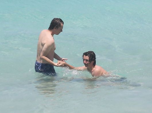 Gary Oldman wypoczywa z młodą żoną i synami (FOTO)