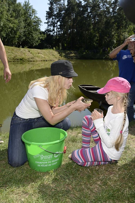 Olga Borys łowi ryby z córeczką (FOTO)