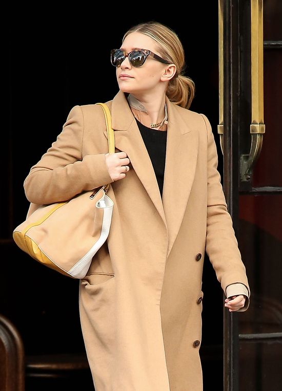 Ashley Olsen w za dużym płaszczu Ashley Olsen w za dużym płaszczu