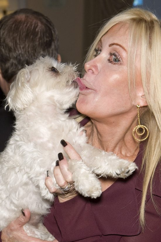 Joan Van Ark powinna zwolnić chirurga i makijażystę