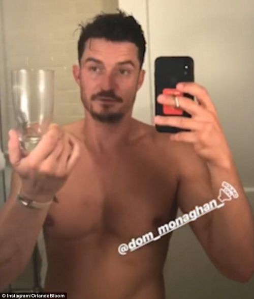 Tego nie możecie przegapić - PÓŁNAGI Orlando Bloom w łazience (ZDJĘCIA)