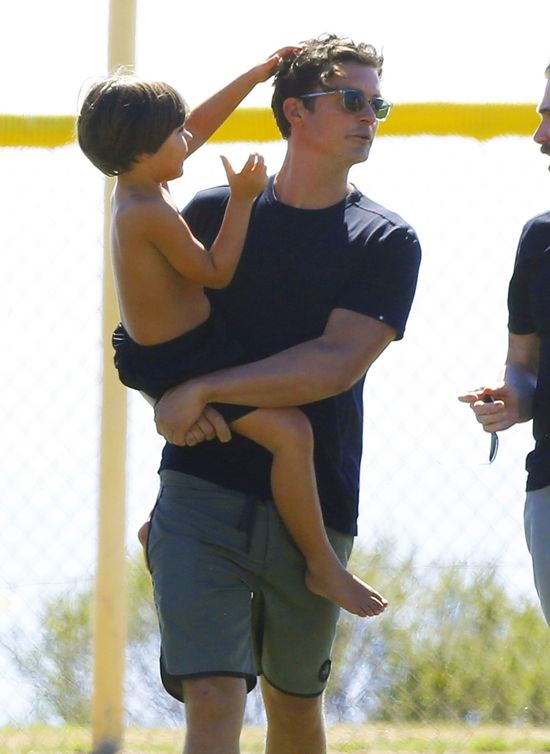 Goła klata Orlando Blooma i słodki synek (FOTO)