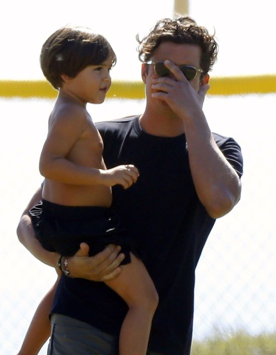 Goła klata Orlando Blooma i słodki synek (FOTO)