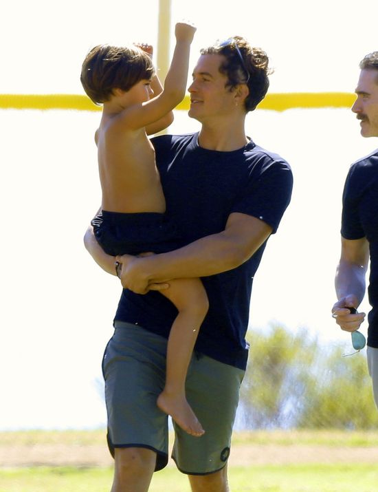 Goła klata Orlando Blooma i słodki synek (FOTO)