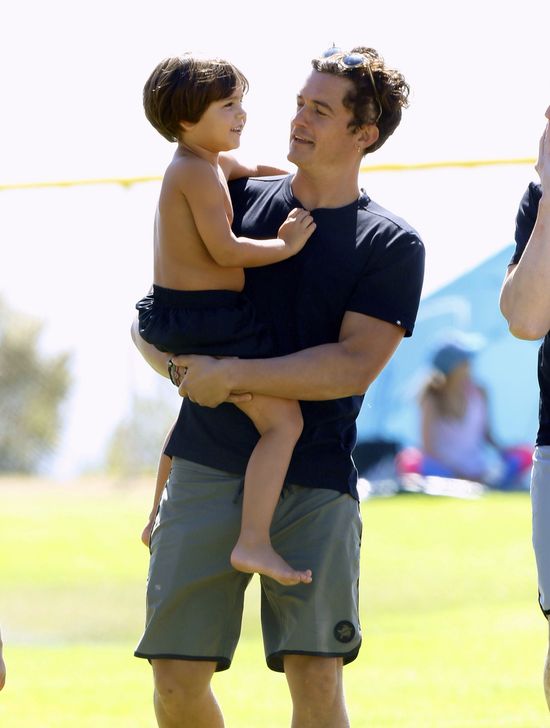 Goła klata Orlando Blooma i słodki synek (FOTO)