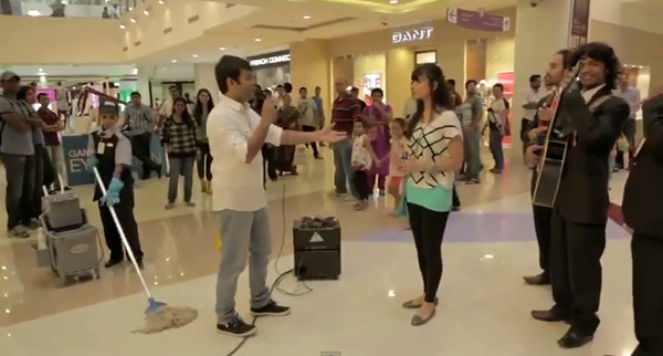 Lepiej nie oświadczać się w centrum handlowym (VIDEO)