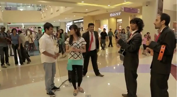 Lepiej nie oświadczać się w centrum handlowym (VIDEO)