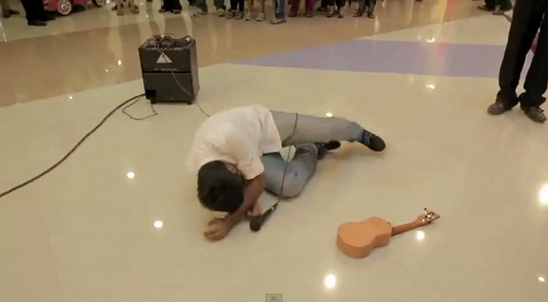 Lepiej nie oświadczać się w centrum handlowym (VIDEO)