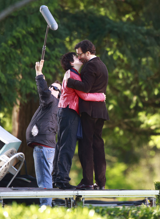 Clive Owen i Juliette Binoche w objęciach (FOTO)