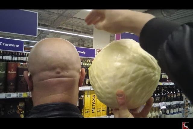 Uważaj, kto staje za tobą w supermarkecie! [VIDEO]