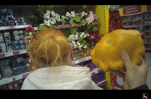 Uważaj, kto staje za tobą w supermarkecie! [VIDEO]