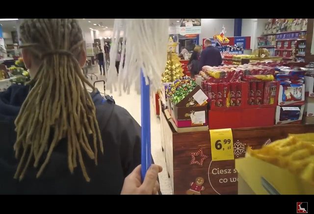 Uważaj, kto staje za tobą w supermarkecie! [VIDEO]