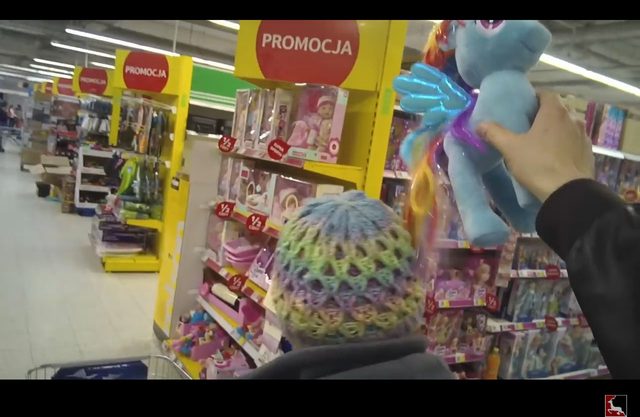 Uważaj, kto staje za tobą w supermarkecie! [VIDEO]
