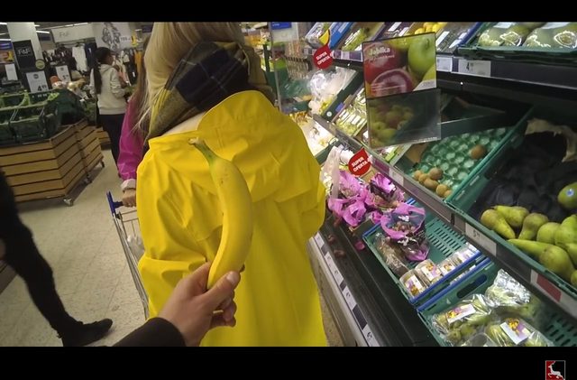 Uważaj, kto staje za tobą w supermarkecie! [VIDEO]