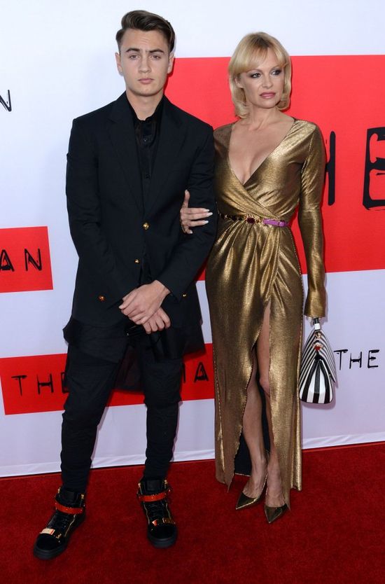 Kiedyś wielu wzdychało do tych piersi! (FOTO) Kiedyś wielu wzdychało do tych piersi! (FOTO)