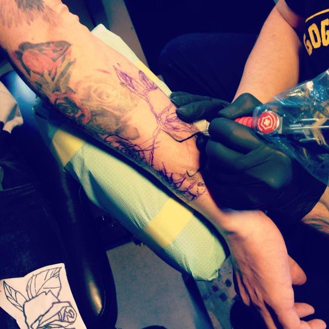 Który polski projektant robi sobie nowy tatuaż? (FOTO)