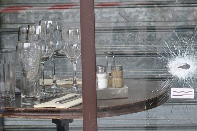 Kobieta trzymająca się parapetu: Pomocy, jestem w ciąży!