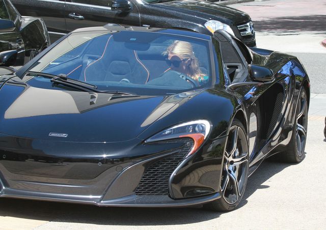 Celebrytka-milionerka kupiła nową furę (FOTO)