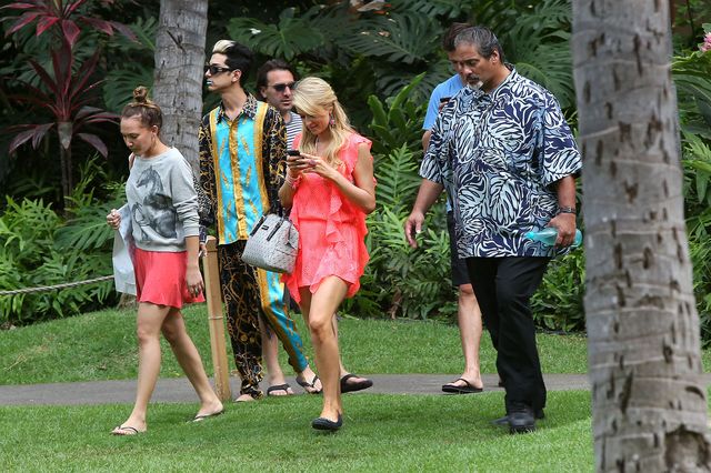 Paris Hilton dorabia sobie na wakacjach... (FOTO)