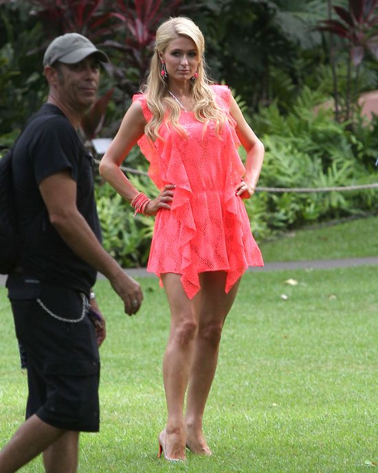 Paris Hilton dorabia sobie na wakacjach... (FOTO)