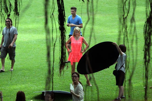 Paris Hilton dorabia sobie na wakacjach... (FOTO)