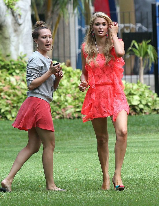 Paris Hilton dorabia sobie na wakacjach... (FOTO)