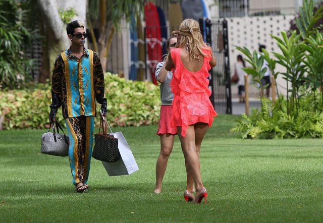 Paris Hilton dorabia sobie na wakacjach... (FOTO)