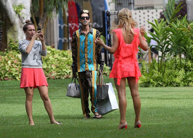 Paris Hilton dorabia sobie na wakacjach... (FOTO)