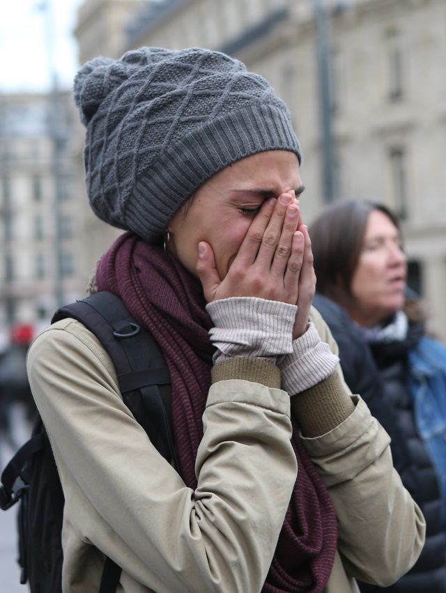 Paryż opłakuje swoje dzieci (FOTO) Paryż opłakuje swoje dzieci (FOTO)
